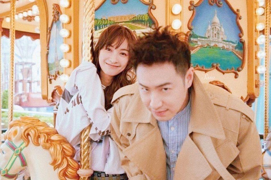 姚笛41岁转行导演，嘴瘪显老态，新剧条幅揭示野心！