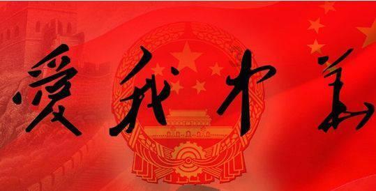 网友坐飞机偶遇撒贝宁,小撒皮衣竟然破个洞,网友不知该不该提醒