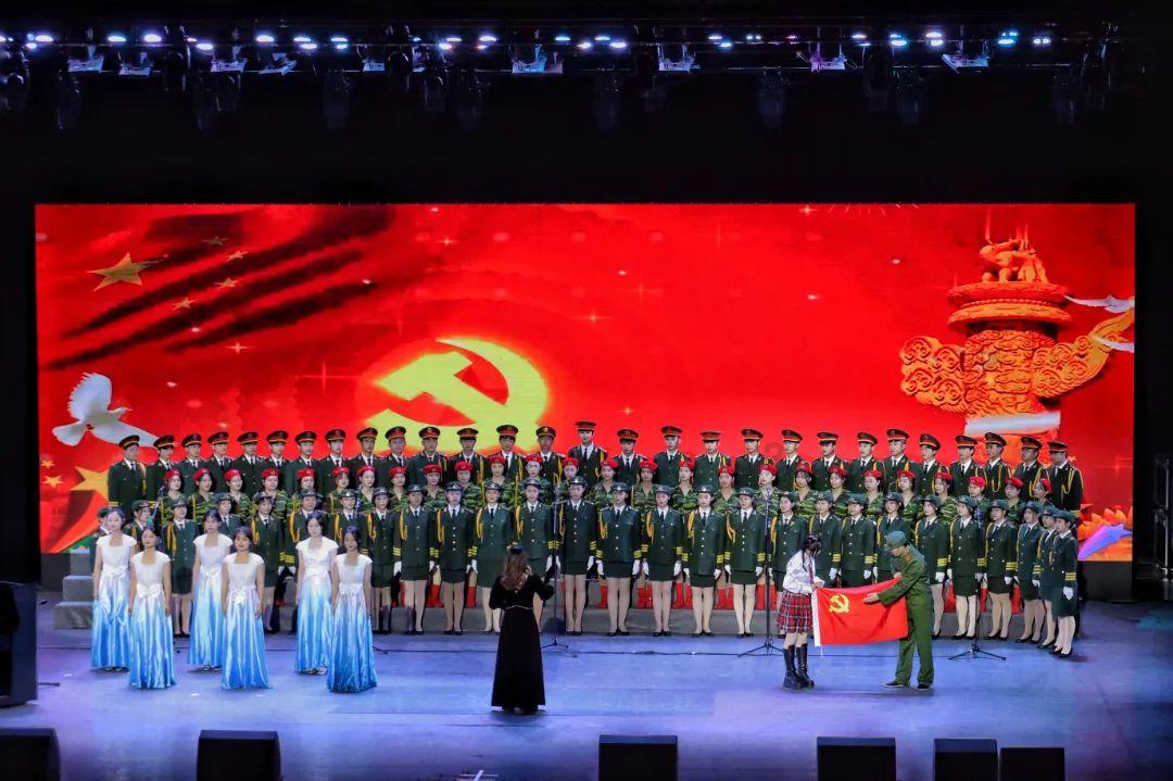 《欢乐颂》：小包总约5美吃饭公开恋情，桌上酒瓶的颜色暗藏着5个女人的一生